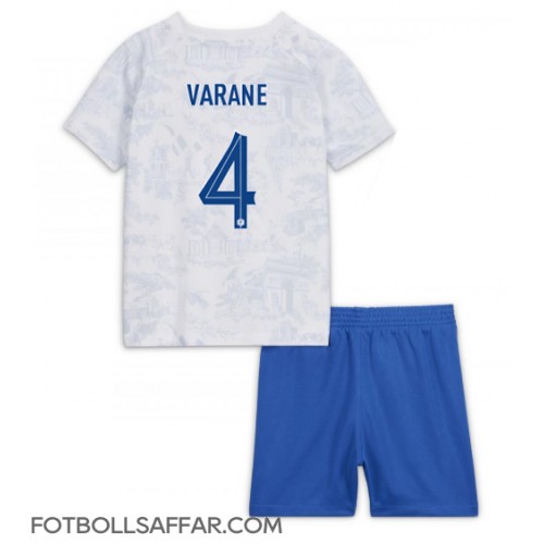 Frankrike Raphael Varane #4 Bortadräkt Barn VM 2022 Kortärmad (+ Korta byxor)